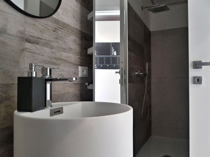 Monica Mariz casa privata trento bagno con lavabo tondo bianco